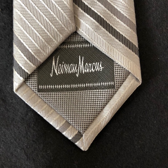 Neiman Marcus Grey Stripe tie NWT 100% Silk - Picture 3 of 5